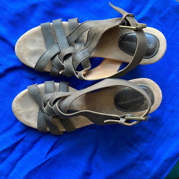 Gorgeous and versatile sandals to complement a variety of outfits. - Picture 2 of 4